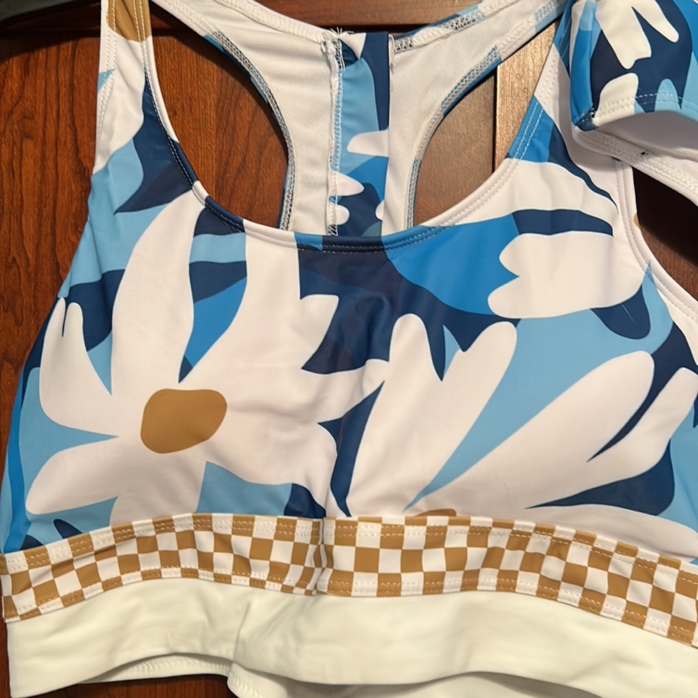Bikini - Picture 2 of 8